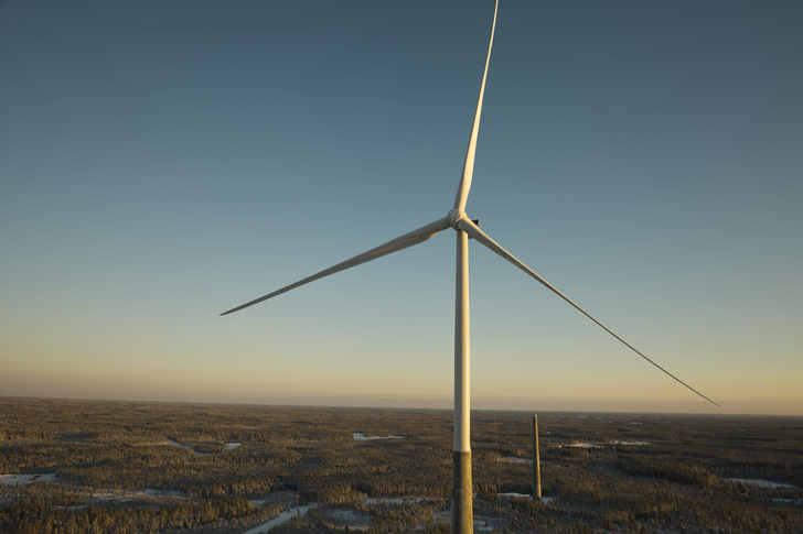 Neuer Hybridturm am Windparkstandort Karahka im November 2023, ein zweiter Turm ist hier schon im Bau.