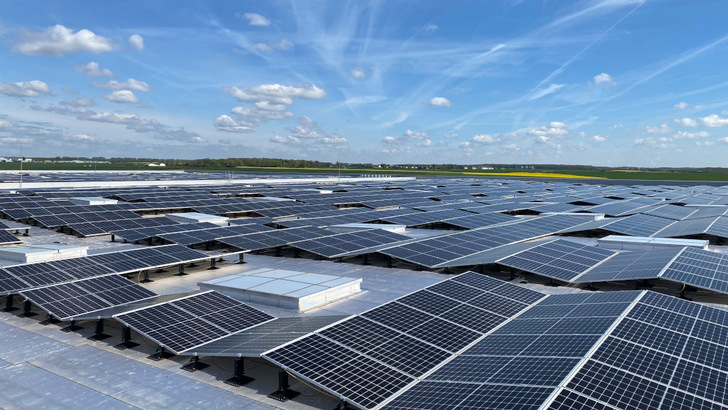 Satte 12,8 Megawatt leisten die Module auf dem Dach des Gewerbegebäudes in Beauvais.