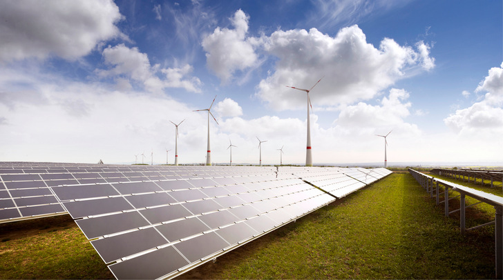 Die Kombination von Photovoltaik mit Windkraft hat viele Vorteile, birgt aber einige Herausforderungen.