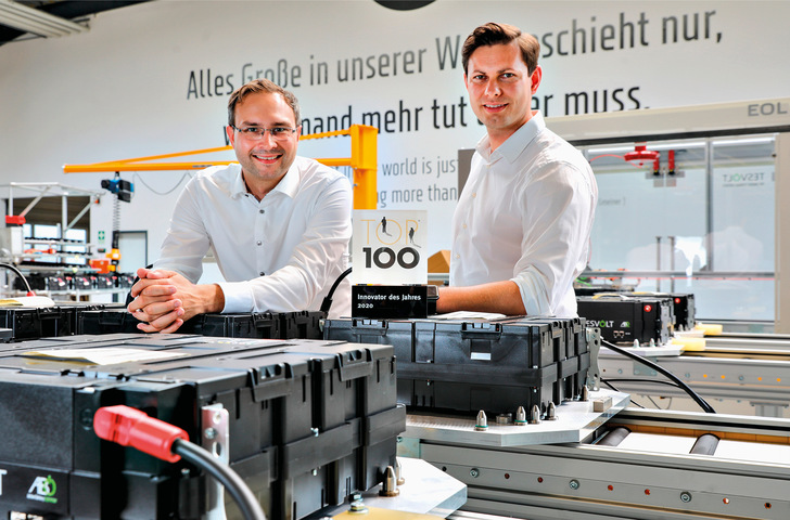 Daniel Hannemann (links)  und Simon Schandert von ­Tesvolt: Trotz bestehender ­Roh­stoff­knappheit unabhängig und lieferfähig.