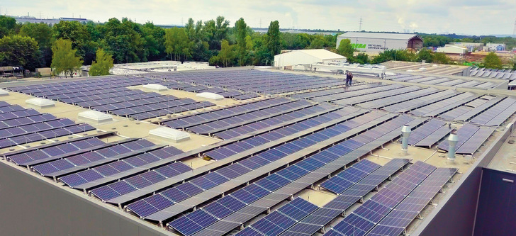 Der Gärtnerei- und Konfektionsbetrieb Herrmann Kräuter verfügt über eine PV-Anlage mit 416 kW und zusätzlich einen modular erweiterbaren Speicher mit einer Kapazität von 207 kWh.