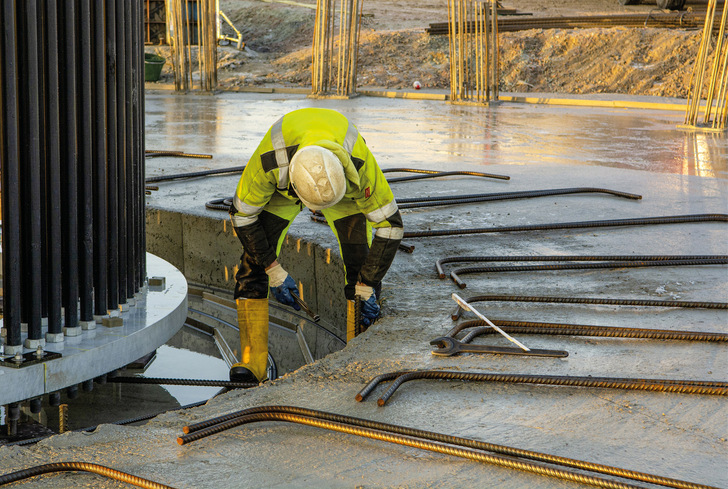 Arbeiten am Fundament für eine der zwei ersten Siemens-Gamesa-Turbinen mit 6,6 Megawatt und 155-Meter-Rotor in Deutschland ...