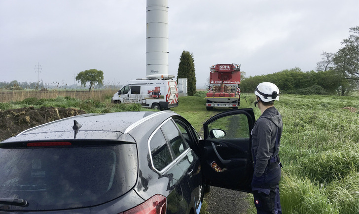 Inspekteur nach Ankunft an der Altanlage: Er übernimmt den praktischen Teil der Weiterprüfung. Weiterbetriebsprüfung ist enger Kontakt mit Technik und Material,...
