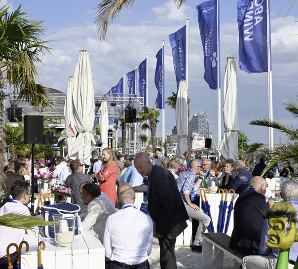 The Blue Beach lädt im Juni zum Netzwerken an der Elbe ein.