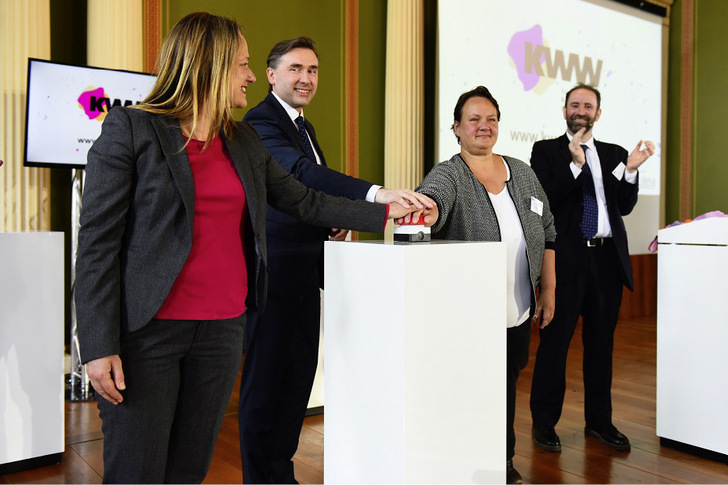 Knopfdruck in Halle: Kerstin Deller (­Leiterin des Referates IIB3, BMWK), Thorsten Wünsch (­Wirtschaftsstaatssekretär Sachsen-Anhalt), Nicole Pillen (Bereichsleiterin ­Urbane Energiewende, Dena), Robert Bückmann (Leiter KWW)