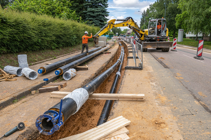 Arbeiter verlegen den Strang eines städtischen Fernwär menetzes. - © Foto: Photoagriculture - stock.adobe.com