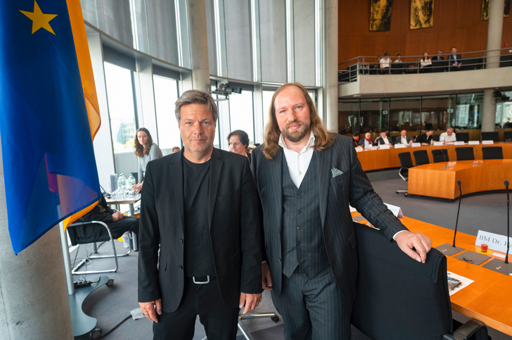 Bundeswirtschaftsminister Robert Habeck und der Leiter des Ausschusses für die Angelegenheiten der Europäischen Union, Anton Hofreiter (rechts). Beide Bündnis 90/Die Grünen