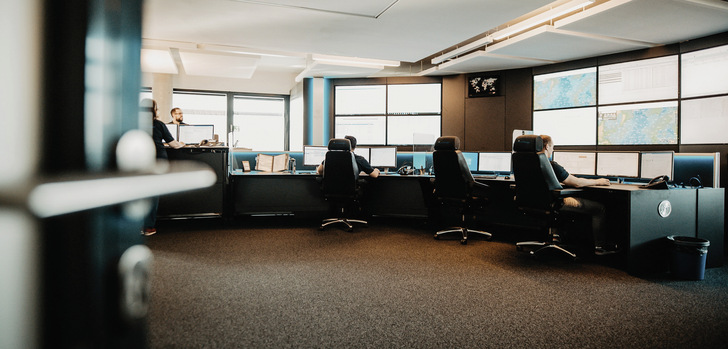 Mit der dauerhaft besetzten 24/7-Leitwarte haben die wpd windmanager jederzeit einen Überblick über den Status Quo aller Windparks – von Piteå bis Taichung.