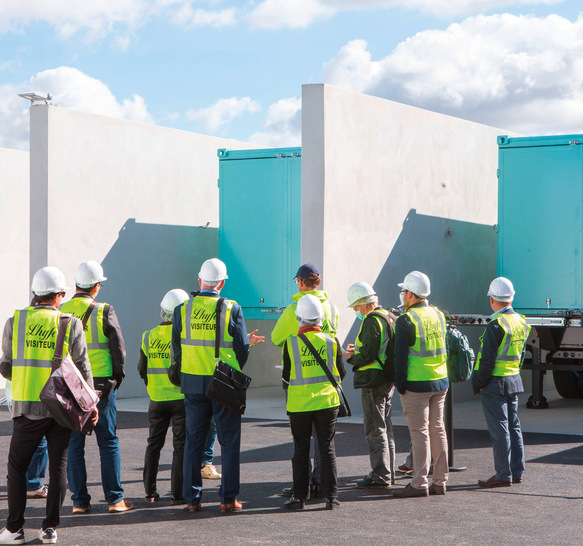 Besichtigung der Tube Trailer genannten LKW bei Lhyfe zum Transport des Wasserstoffs zu Kunden wie zum Beispiel Tankstellen