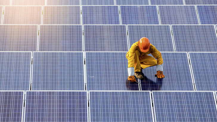 Fehler an PV-Anlagen suchen und erkennen.