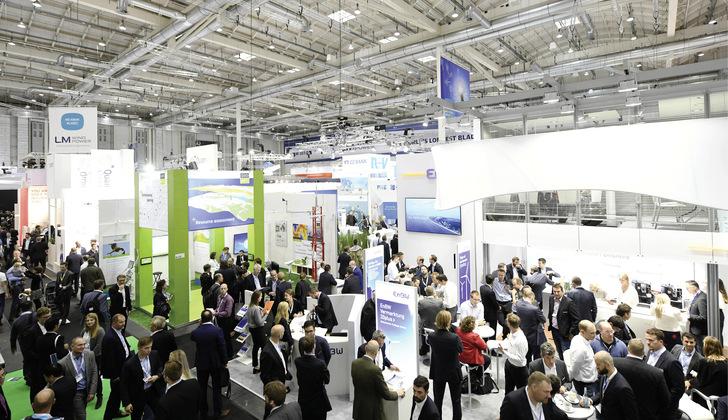 Buntes Treiben bei der Wind Energy Hamburg 2018 in Halle A1 – 2020 konnte die Leitmesse dann wegen Corona nur online stattfinden.