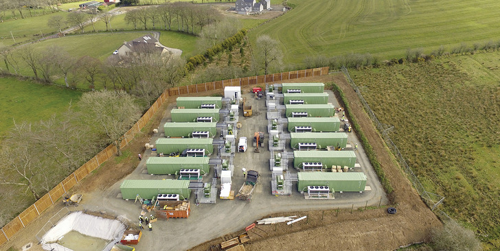 Abo Wind verantwortet den im nordirischen Kells gelegenen Batteriespeicher mit einer Leistung von 50 Megawatt über die gesamte Projektentwicklung als Generalunternehmer.