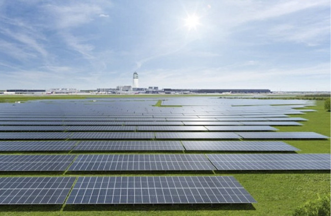 Der riesige Solarpark des Flughafens in Wien ist ein zentrales Element auf dem Weg zum klimaneutralen Betrieb.