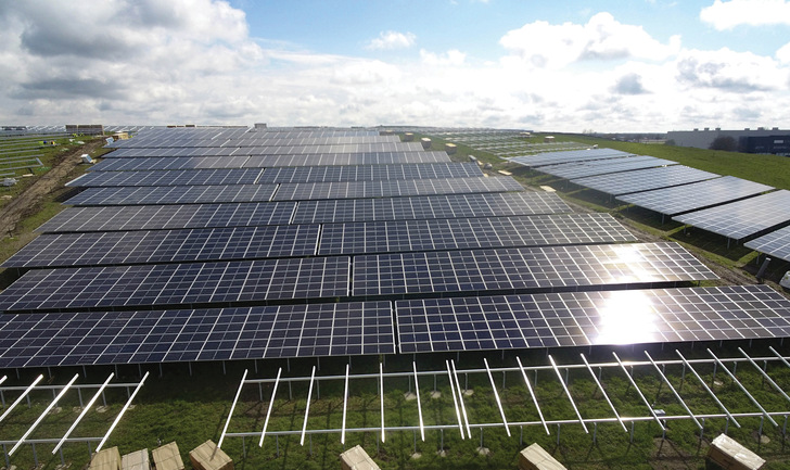 Nachdem die Betonfundamente gegossen sind, werden sie mit Erdreich überdeckt, sodass eine Grasnarbe wachsen kann. Dies verhindert Erosionsschäden.