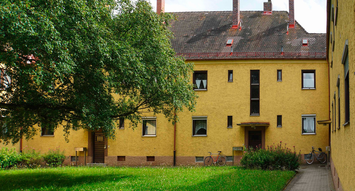 Vor der Sanierung: Häuser der Siedlung Regensburg Margaretenau mit alten Dachpfannen und ungedämmter Fassade
