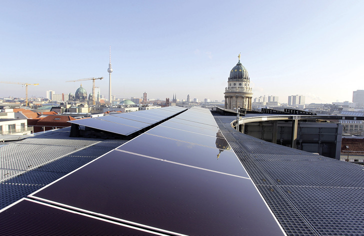 Noch werden viel zu wenige Dächer in Berlin für Photovoltaik genutzt. Das soll sich mit der Solarpflicht ändern.