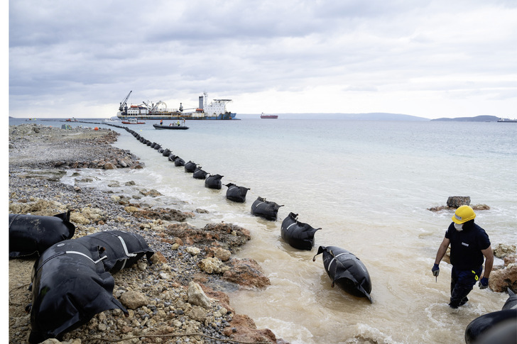 Bauarbeiten im Herbst 2020: Verlegung eines Hochspannungsverbindung der Insel Kreta mit der Peloponnes-Halbinsel durch  Übertragungsnetzbetreiber Admie/IPTO: zwei Unterwasserkabel mit 132 Kilometer Länge plus 42 Kilometer unterirdischer Kabelführung jeweils auf Kreta und dem Peloponnes.