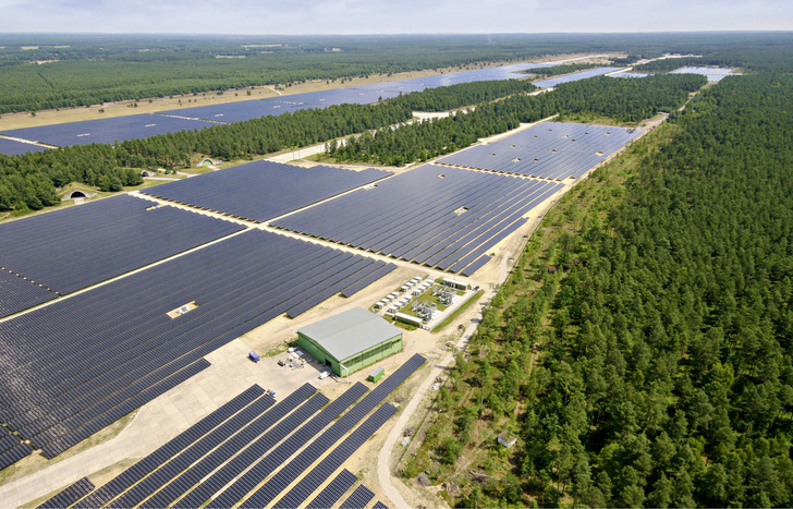 Bevor Belectric den Solarpark auf dem ehemaligen Flugplatz bauen konnte, mussten jede Menge Altlasten beseitigt werden.