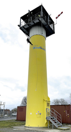 Redakteurin in luftiger Höhe am Turm ...