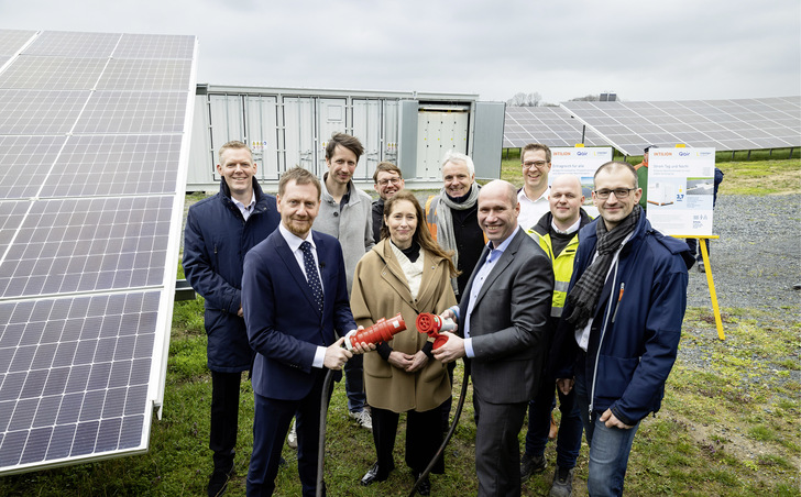 Sachsens Ministerpräsident Michael Kretschmer (vorne links)bei der feierlichen Inbetriebnahme des Innovationsprojektes