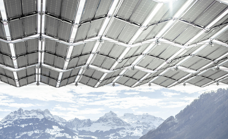 Schneelast macht Solarmodulen zu schaffen, PV-Faltdächer helfen.