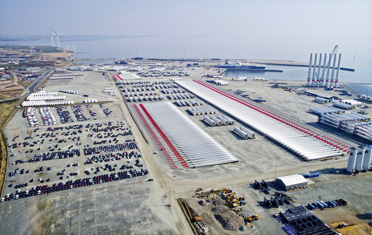 Lagerfläche und Logistik für Offshore-Windenergieanlagen im dänischen Hafen Esbjerg 2019