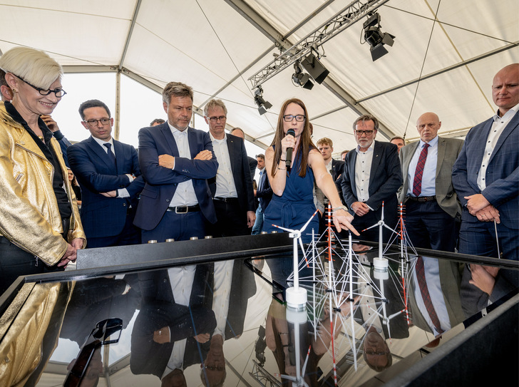 Großer Bahnhof für Innovation am 30. Juni: Die Vorstandsvorsitzende am Deutschen Zentrum für Luft- und Raumfahrt (DLR) Anke Kaysser-Pyzalla, Niedersachsens Wirtschaftsminister Falko Mohrs, Bundeswirtschaftsminister Robert Habeck (von links) und am Mikrophon DLR-Windkraft-­Chefin ­Michaela Herr feiern am Forschungswindpark Krummendeich.