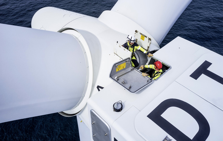 Offshore-Windpark Dan Tysk in der Nordsee: Serviceleiterin Odila Gärtner (weißer Helm) und Techniker Lars Duncker bei der Inspektion auf einer Wind­energieanlage.