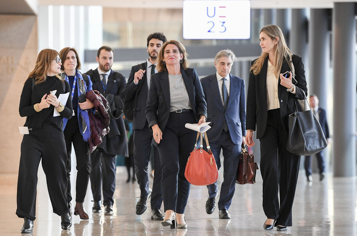 Die spanische Vorsitzende des EU-Energieministerrats Teresa Ribera Rodríguez (Mitte) auf dem Weg zur Pressekonferenz am 17.10.