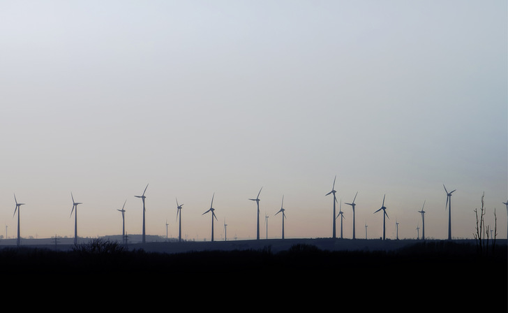 Entspannte Dunkelheit im Windpark bei ­aufziehender Dämmerung statt des roten ­Blinkens