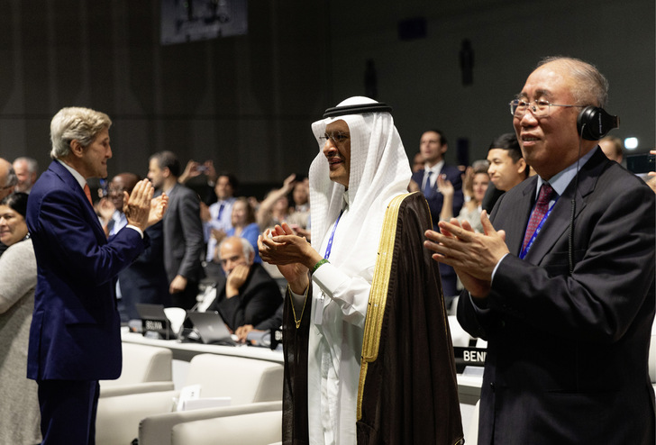 Abschlusstag der Cop 28 in Dubai mit allerlei Prominenz inklusive John Kerry (links), 
Ex-US-Außenminister und Klimaverhandler