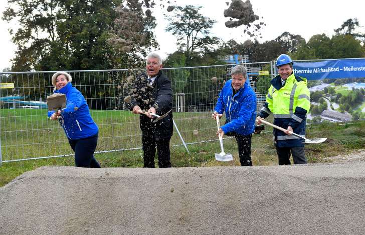Gute Kaune beim Spatenstich für die größte Geothermieanlage Kontinentaleuropas: Karin Thelen, SWM Geschäftsführerin Regionale Energiewende, Münchens Oberbürgermeister Dieter Reiter, Bundeswirtschaftsminister Robert Habeck undFlorian Bieberbach, Vorsitzender der SWM Geschäftsführung. 