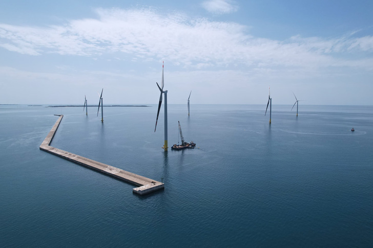 Erster italienischer Offshore-Windpark Beleolico, 30 MW, entwickelt von Renexia. Künftige italienische Offshore-Windparks werden aufgrund des rasch abfallenden Küstenbodens im Mittelmeer schwimmende Turbinenfelder sein.