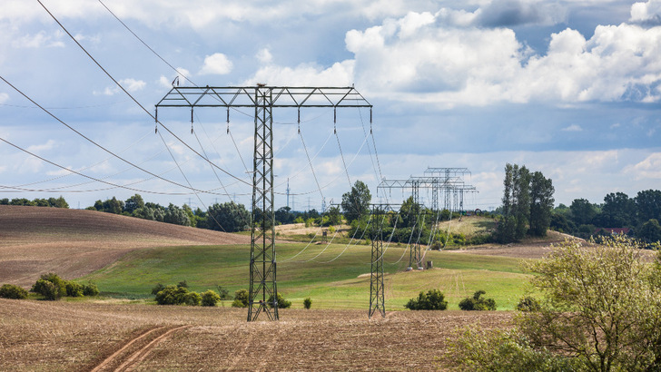 Bisher mussten Kund:innen in Regionen mit viel erneuerbarer Stromversorgung im Netz hohe Entgelte zahlen. Das ändert sich endlich im kommenden Jahr.