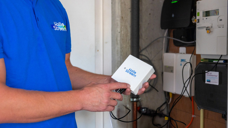 Um die Speicher vermarkten zu können, installiert Hallostroom in jedem teilnehmenden Haushalt eine Energiebox.