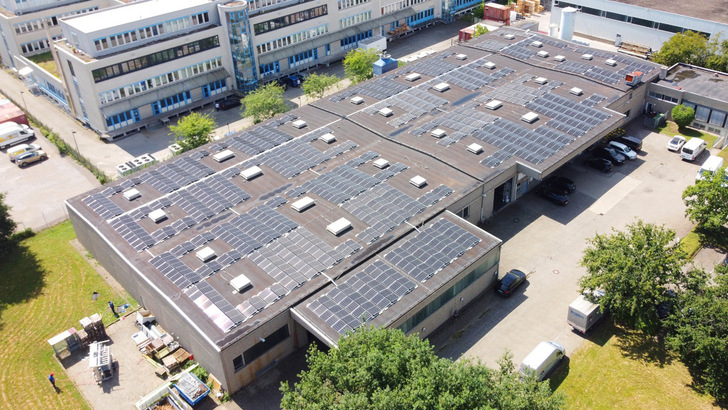 Die Anlage auf dem Dach in Ettlingen ist an den Mieter verpachtet.