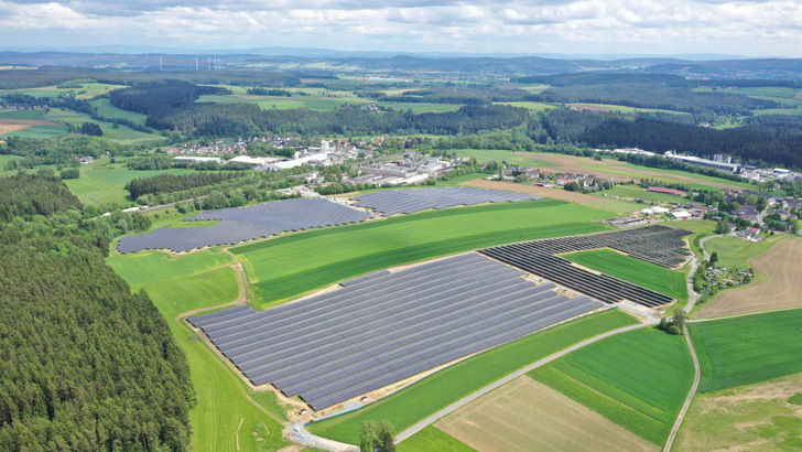 Die unterschiedliche Ausrichtung der Module vereinfacht die Netzintegration des Solarparks.