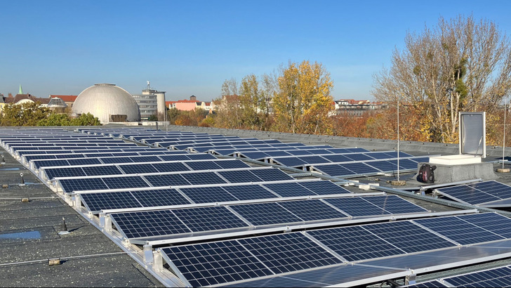 Mittelgroße Solaranlagen wie diese hier auf einer Schule in Berlin-Pankow sind noch einigermaßen gefragt. Sie können aber den Rückgang in anderen Segementen bestenfalls ausgleichen. - © Berliner Stadtwerke