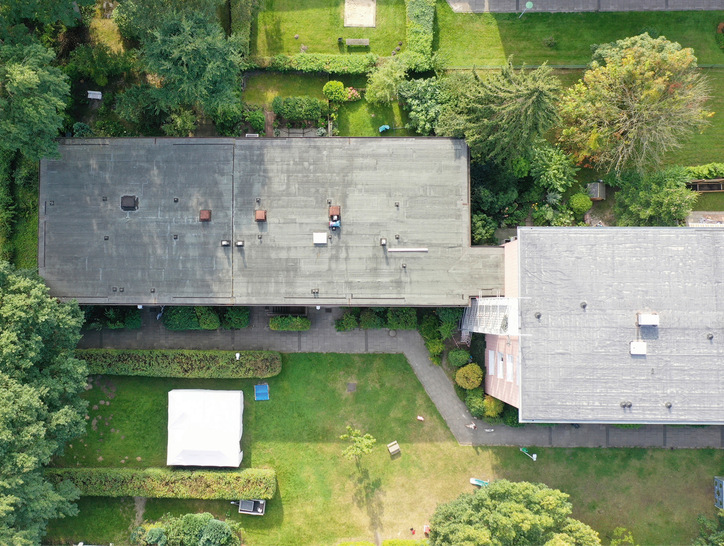 Das Gebäude im ruhigen Hamburger Stadtteil Ohlsdorf ist ein typischer, norddeutscher Backsteinbau aus dem Jahr 1968.