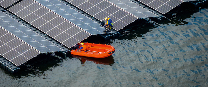 Die Floating-PV-Anlage auf dem Cottbuser Ostsee wächst, wie auch der größte Bergbaufolgesee Ostdeutschlands selbst, der sich noch in der Flutung befindet.