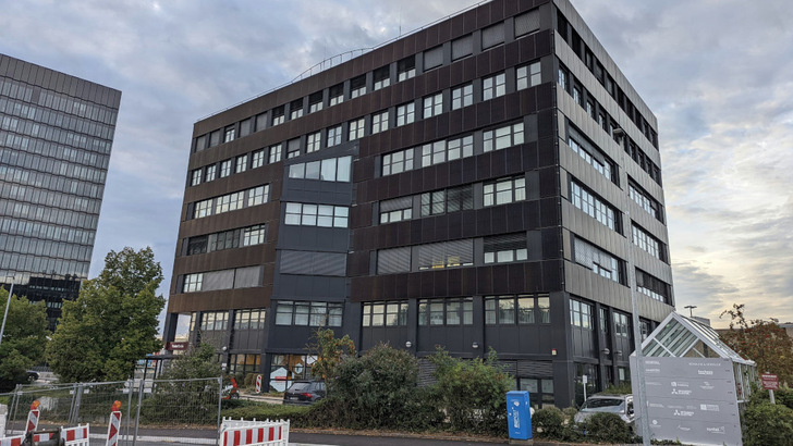 Eines von mehreren Großprojekten, die die Partner von MO Energy in diesem Jahr umgesetzt haben: 1.100 Quadratmeter Solarfassade an einem Bürogebäude in Sindelfingen.