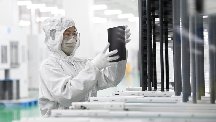 Die Entwickler:innen bei Trinasolar haben die neue Effizienz sogar auf einer Zelle in industrieller Größe erreicht.