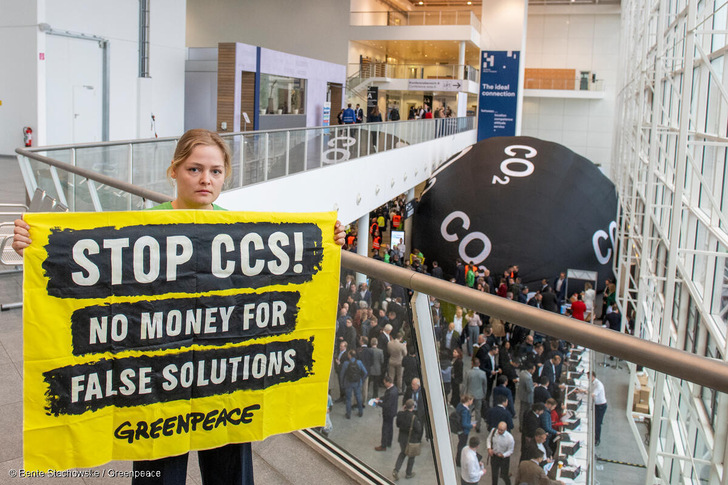 Vor der größten Messe für CO2-Einlagerung protestieren Greenpeace-Aktivisten gegen die Pläne, das Klimagift Kohlendioxid in den Nordseegrund einzulagern. 