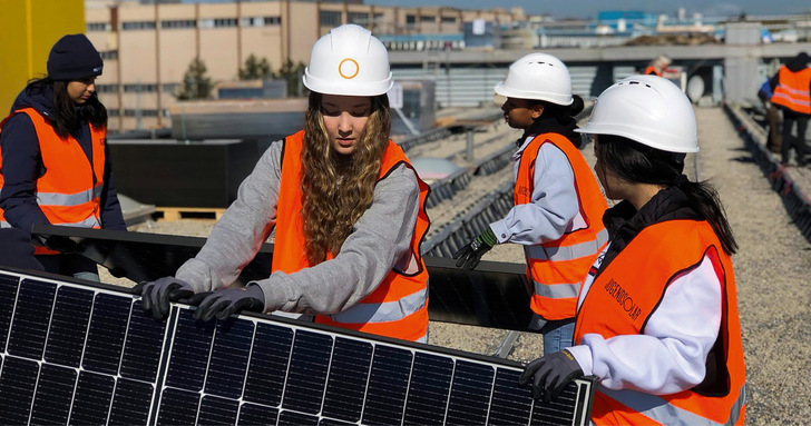Junge Hände und junge Köpfe gewinnen: Die Schweiz hat den Ausbildungsberuf des Solarteurs und der Solarteurin entwickelt. Ein Partner ist Solafrica. Die Organisation arbeitet mit geflüchteten Menschen, um diese für die Solarenergie zu gewinnen.