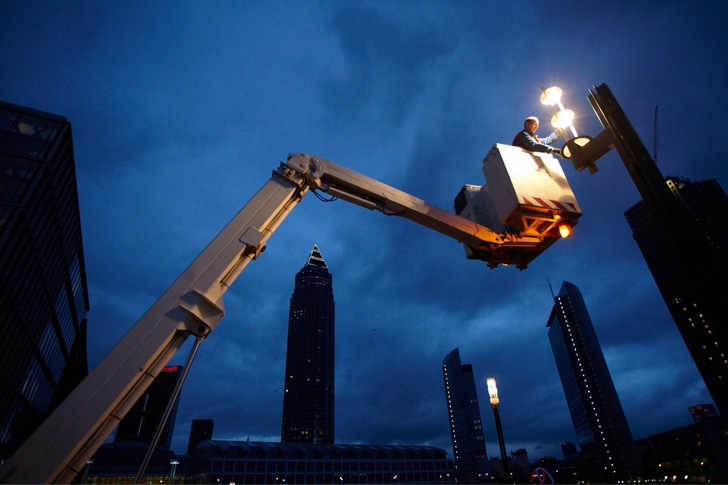 Auch eine Aufgabe für Stadtwerkepersonal: Straßenbeleuchtung in Frankfurt am Main, die dank Kooperation mit einem Mobilfunkanbieter auch der Übertragung von Kommunikationsdaten dient.