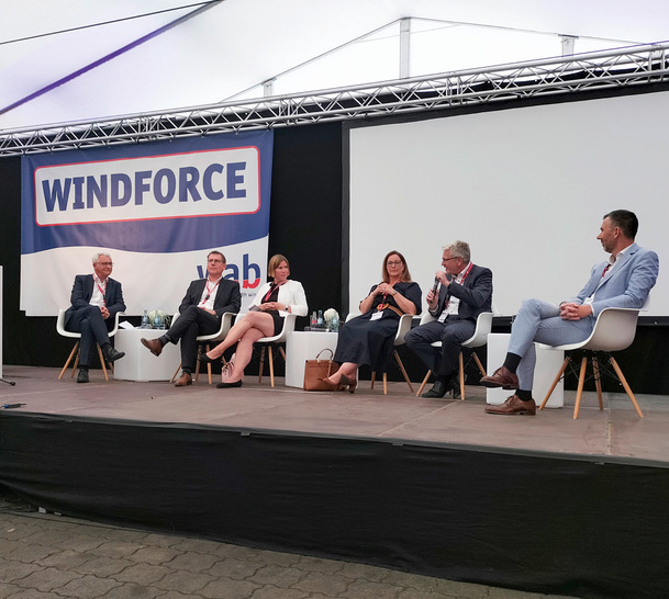 Gut besetzte Podiumsdiskussionen auf der Windforce: hier 2023 in Bremerhaven mit (von links) Steelwind-Chef Andreas Liessem, dem Vice ­President Offshore Sales bei Siemens Gamesa, Jan Vollrath, der Leiterin des Referats Windenergie auf See im Bundeswirtschaftsministerium, Astrid Wirnhier, Ørsted-Vorstand Iris Franco Fratini, dem Chef des Schiffbauverbands VSB, Reinhard Lüken, und Tim Meyerjürgens, COO Tennet.