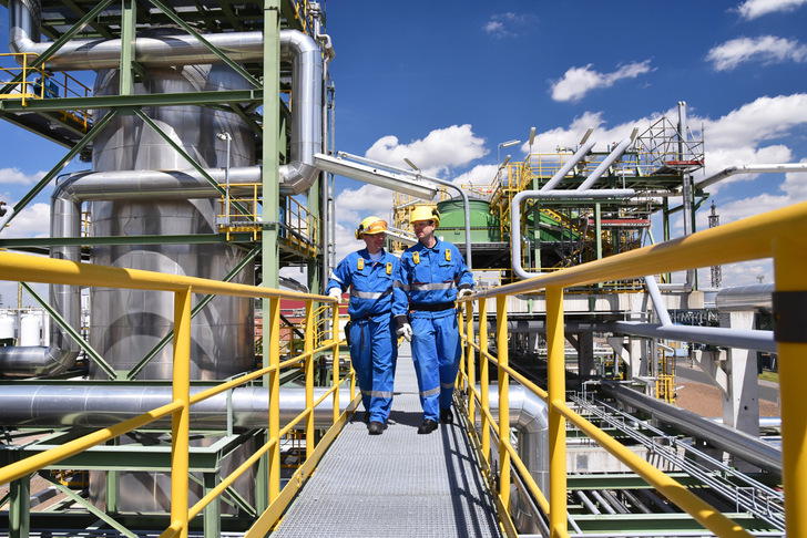 Die Abwärme aus der Elektrolyse wird mithilfe mehrerer Groß-Wärmepumpen effizient auf ein nutzbares Niveau angehoben und in das örtliche Fernwärmenetz eingespeist.  