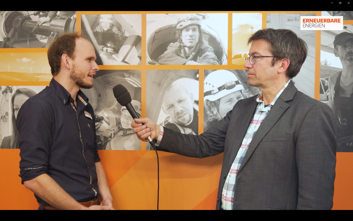 Der 8.2-Experte für Condition Monitoring Lennart Behn vom Hamburger Gutachterbüro 8.2 Obst & Hamm im Gespräch mit ERNEUERBARE ENERGIEN auf der Windenergiemesse Wind Energy Hamburg, Ende September 2024