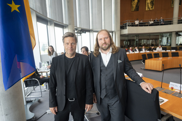 Bundeswirtschaftsminister Robert Habeck und der Leiter des Ausschusses für die Angelegenheiten der Europäischen Union, Anton Hofreiter (rechts). Beide Bündnis 90/Die Grünen.