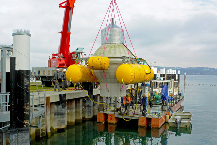 Feldversuch mit einer Drei-Meter-Kugel im Bodensee. - © Fraunhofer IEE